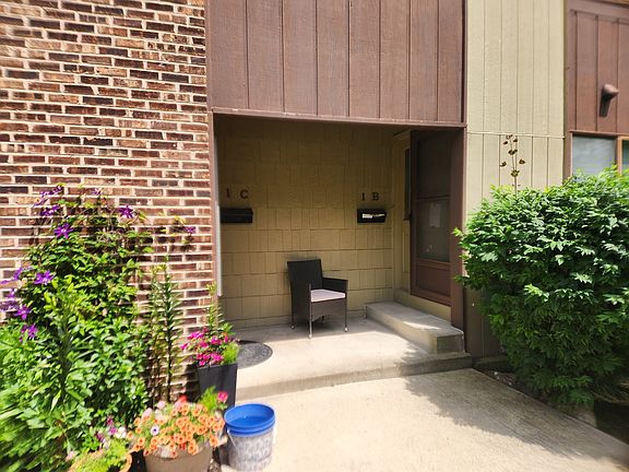 3rd image of 1 Stony Creek Dr Unit 1B