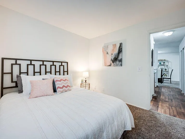 Lakeshore Drive Apartment Homes — Photo 15
