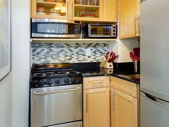 4th image of 225 E 36th St APT 11C