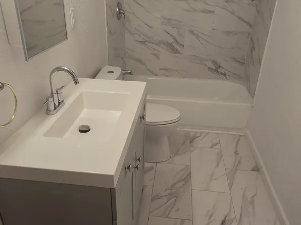 19 Englewood Dr, Belleville, IL 62226