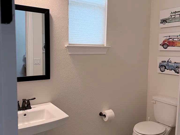 Half bathroom - 1st floor.