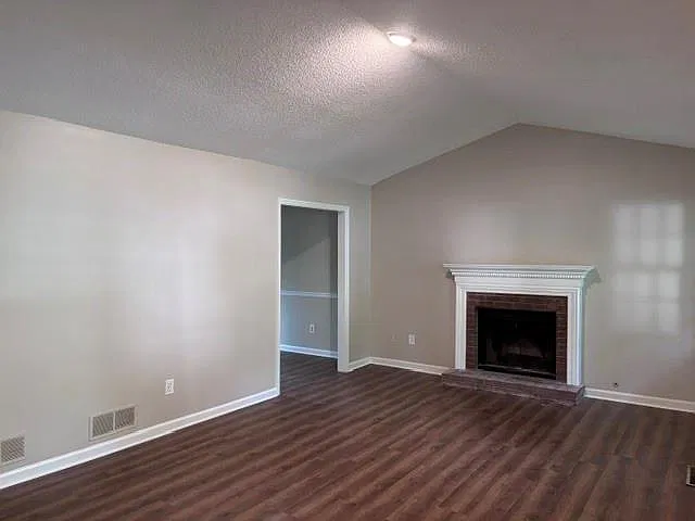 3 bed, 2.0 bath, 1344 sqft, $2,100 — Photo 2
