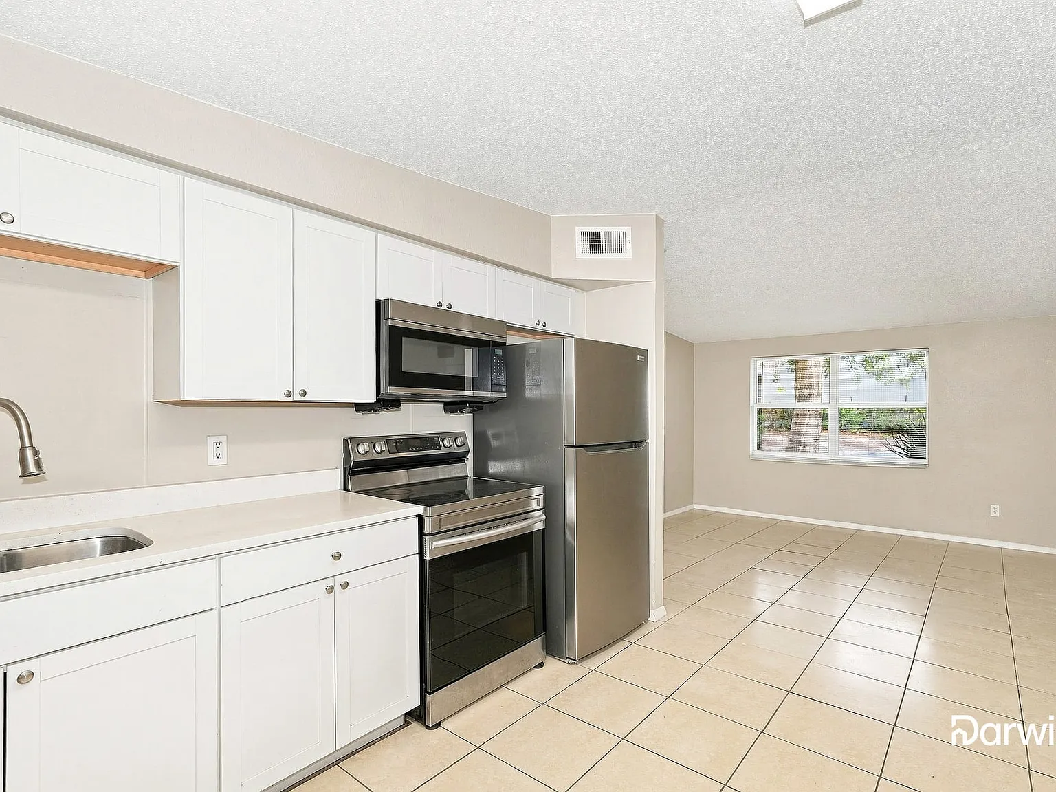 3 bed, 1.0 bath, 904 sqft, $1,570 — Photo 3