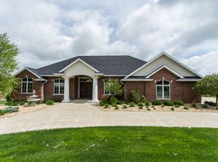 9010 Royal Wood Dr, Peosta, IA 52068