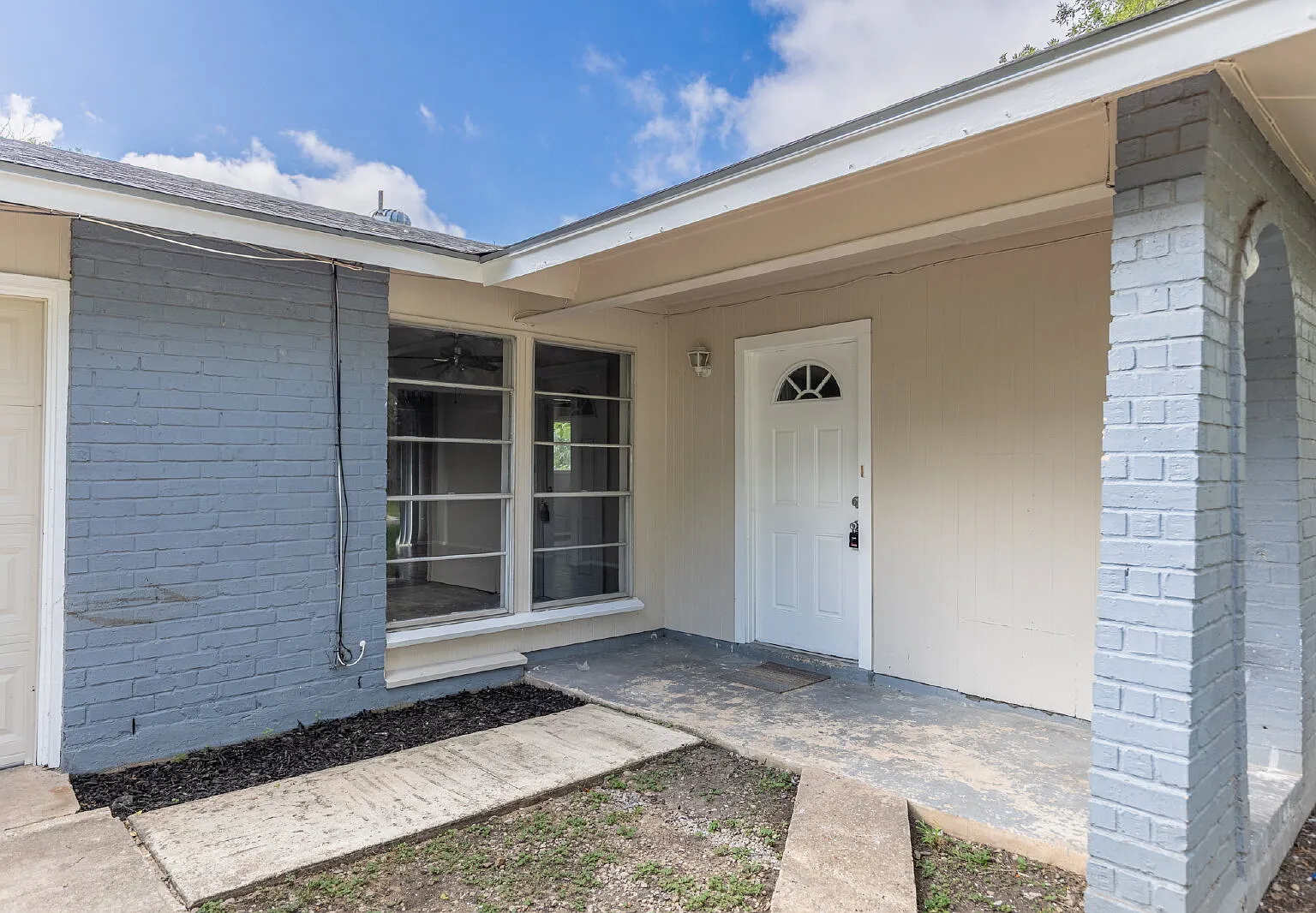 3 bed, 2.0 bath, 921 sqft, $1,385 — Photo 3