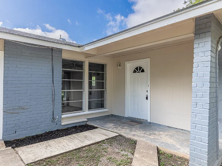 2306 Fairhill St — Photo 3