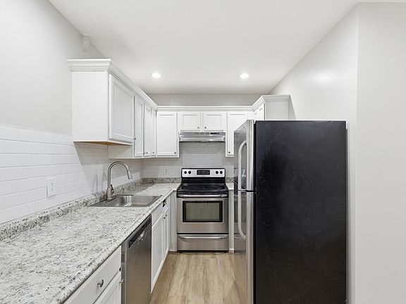 3rd image of 2429 Barclay St APT 1