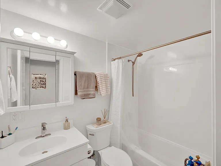 2548 N Burling St — Photo 16