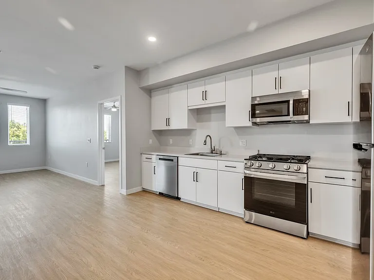 Downtown Ontario Luxury Apartments — Photo 59