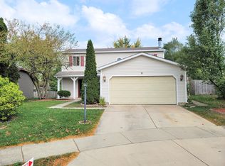 8 Wild Rose Ct, Streamwood, IL 60107