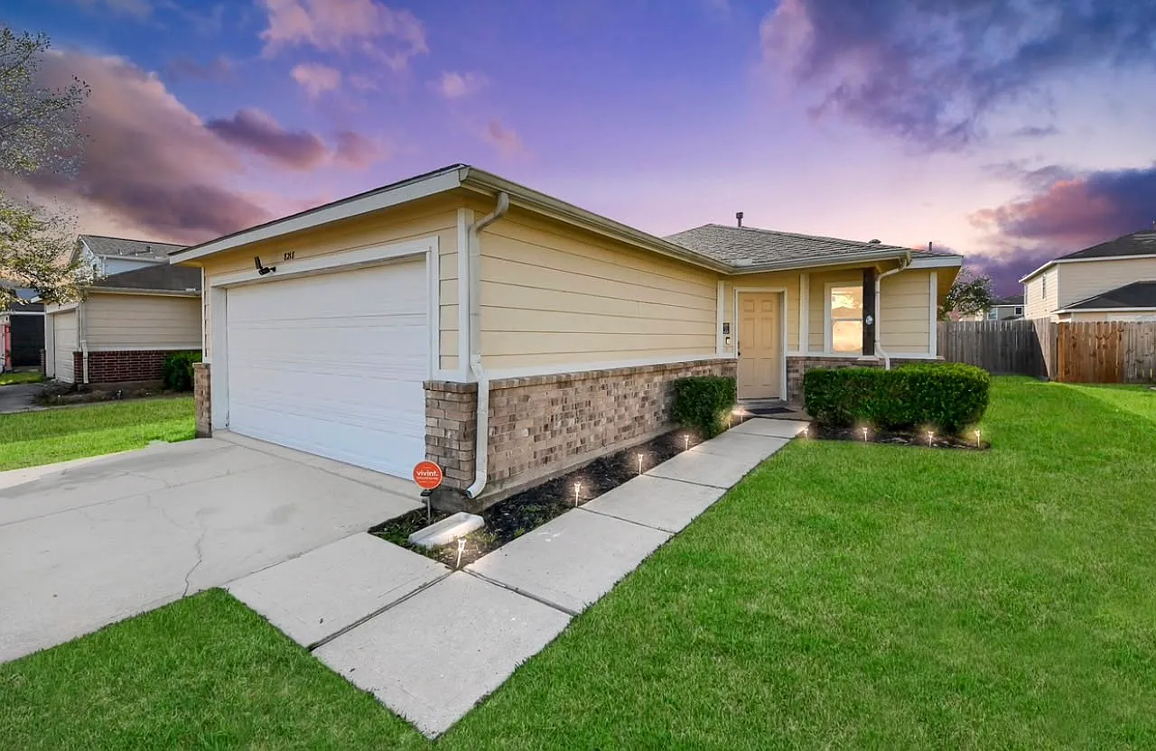 3 bed, 1200 sqft, $1,836 — Photo 2