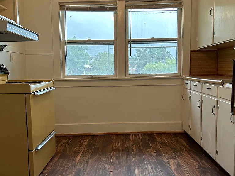 Apartments available in a highly desirable University District location! — Photo 9