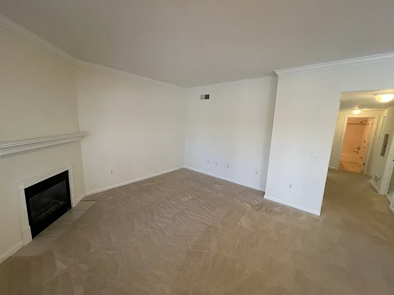 942 Oakwood Ave — Photo 3