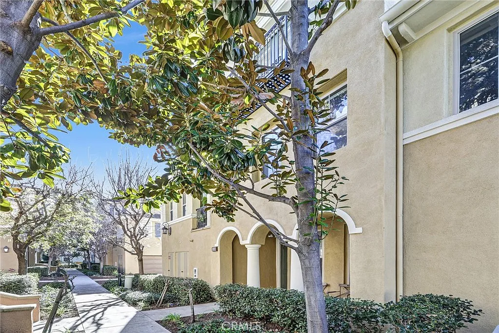 3 bed, 1961 sqft, $4,800 — Photo 4