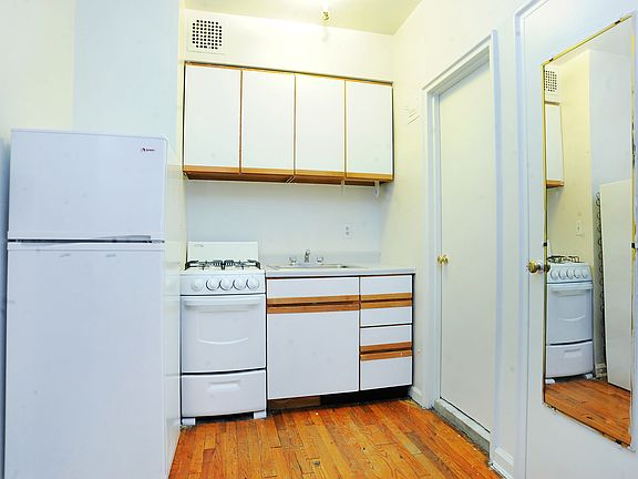 4th image of 129 E 39th St APT 4B