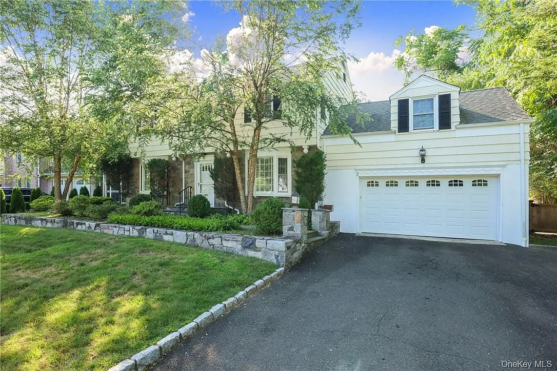 4 bed, 3.5 bath, 2299 sqft, $9,200 — Photo 1