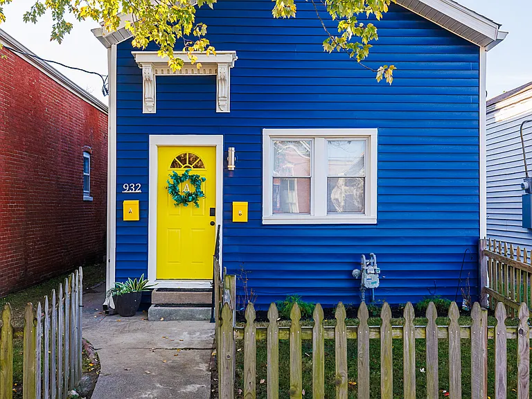 932 E Oak St — Photo 1