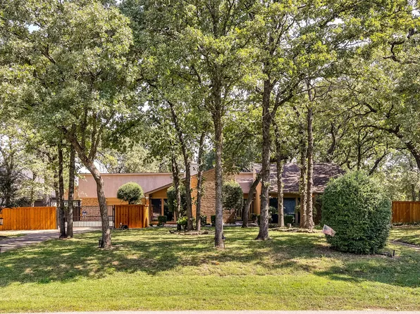 1007 Oak Tree Dr, Fort Worth, TX 76140