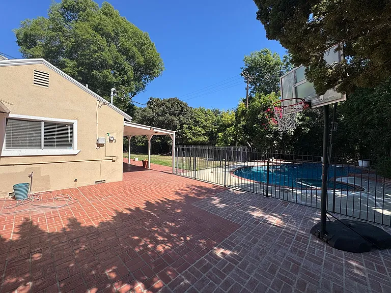 2570 Wallingford Rd — Photo 35