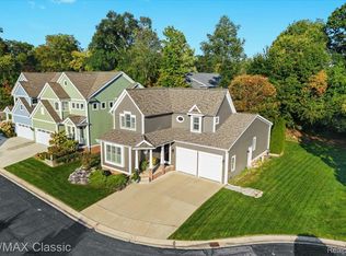 313 River Wood Trl, Milford, MI 48381