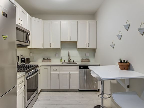 3rd image of 565 Page St APT 3