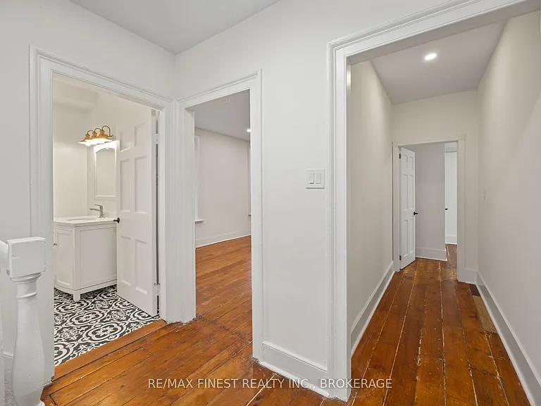 114 Yonge St — Photo 7