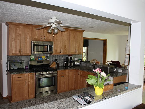 Kitchen with breakfast bar