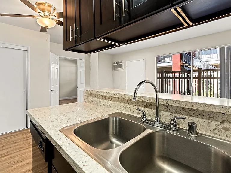 Riverside Villa Apartments — Photo 4