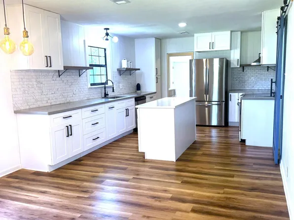 1207 Half Moon Dr, Wharton, TX 77488