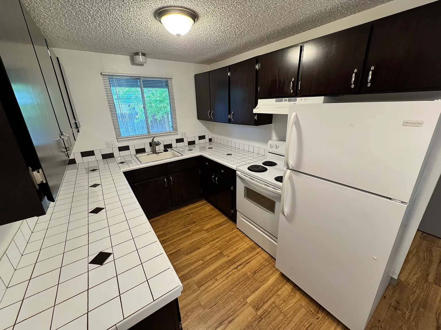 2 bed, 950 sqft, $1,300 — Photo 3
