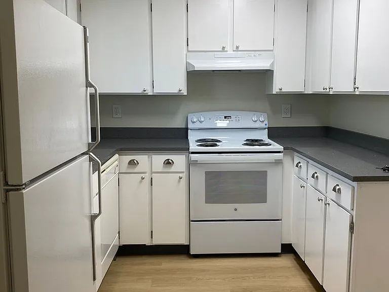 7845-7895 SW Hillcrest Pl #11801-11803 — Photo 1