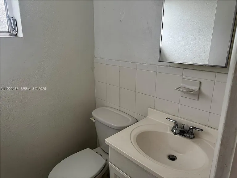 11 SW 32nd Ave #4 — Photo 8