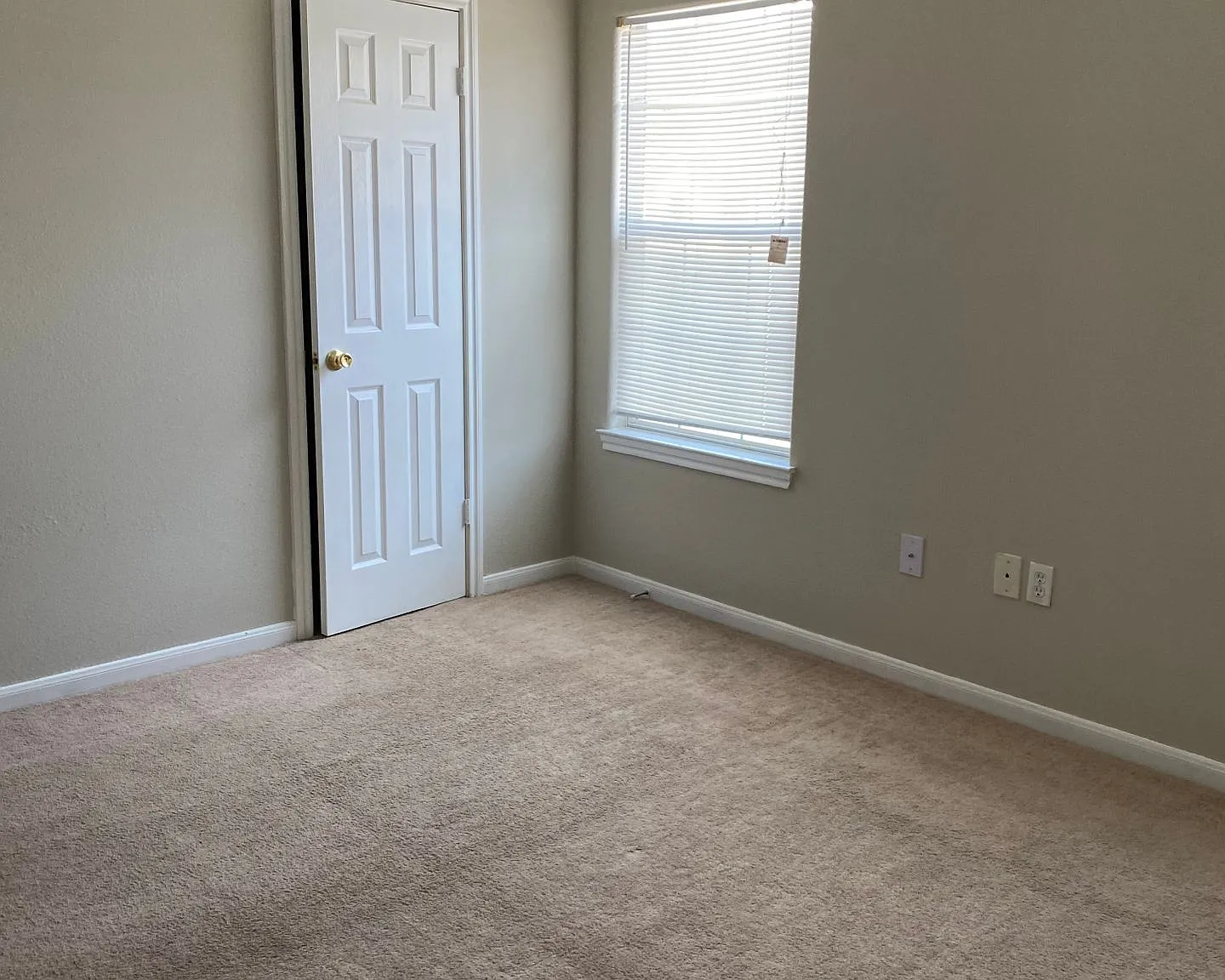 Duplex For Lease — Photo 4