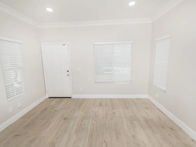 511 Stork St — Photo 33