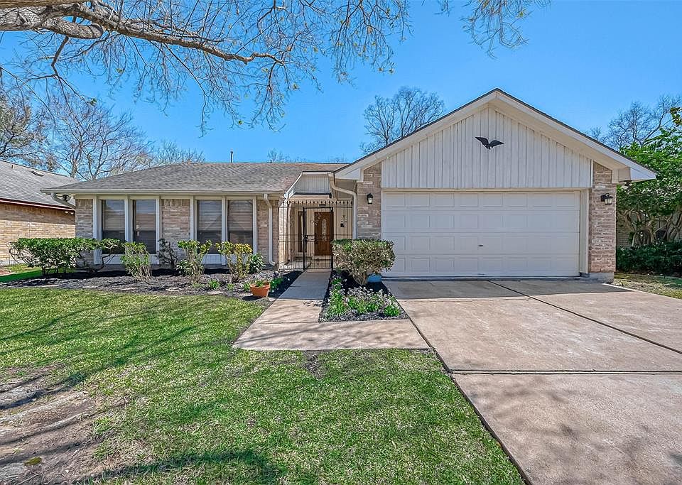 Very nice home in Dover subdivision.