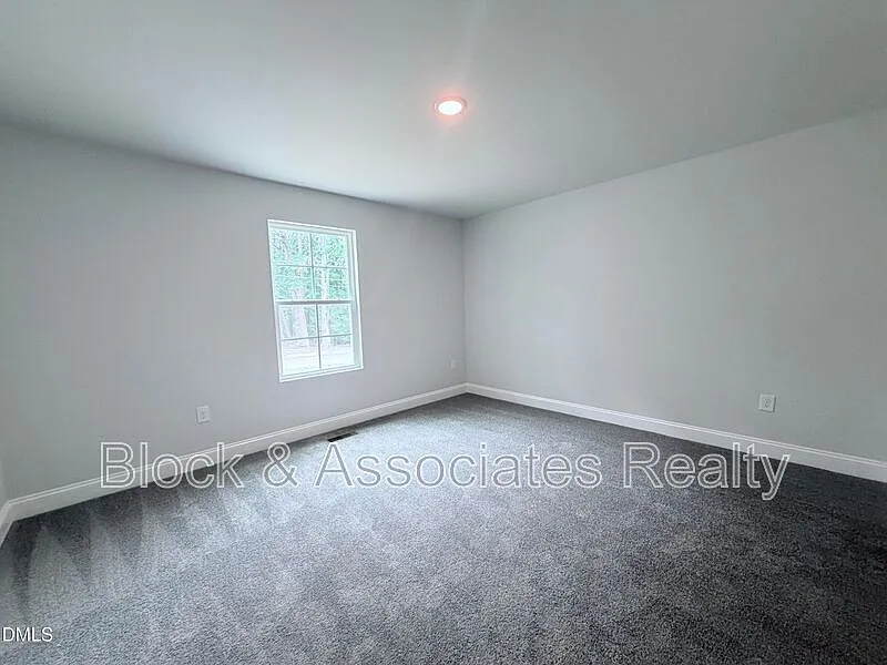 4 bed, 3.0 bath, $2,400 — Photo 2