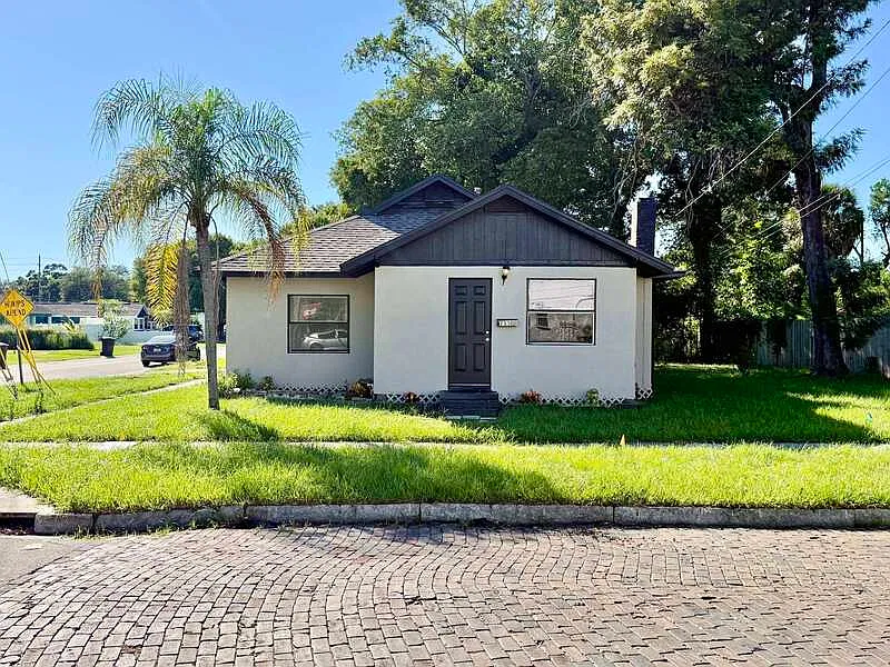3 bed, 1.0 bath, 1019 sqft, $1,750 — Photo 2