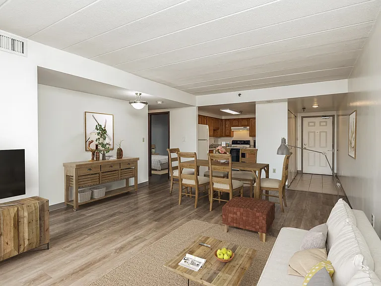 Highland Plaza Apartments — Photo 16