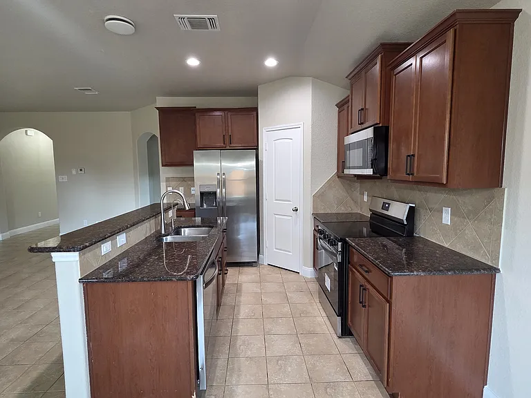 5202 Dauphin Dr — Photo 8
