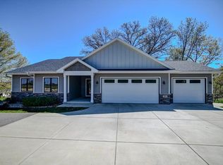 521 Ridge Dr, Mazomanie, WI 53560