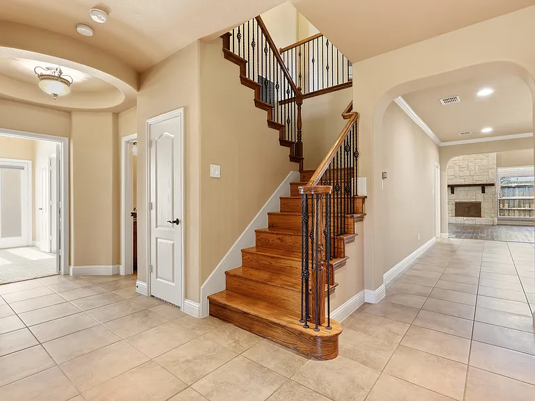 627 Seymour Dr — Photo 8