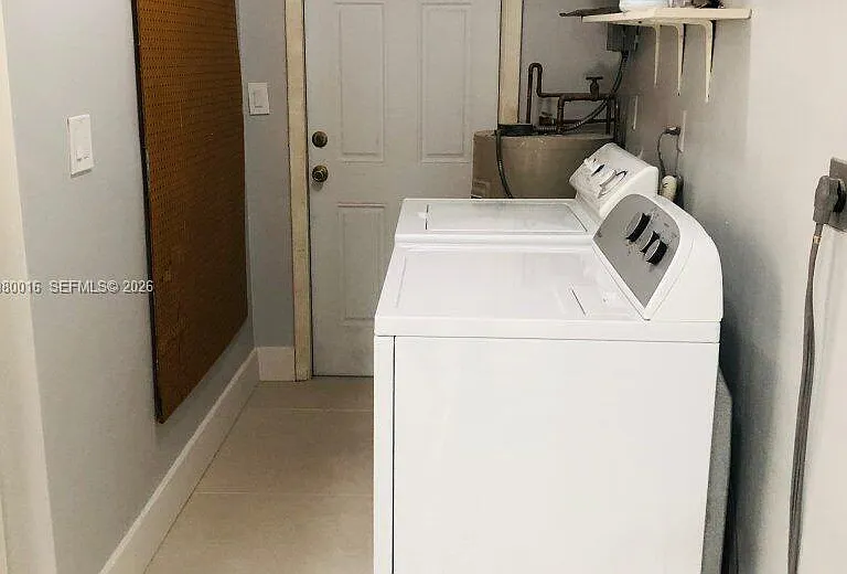 930 Benevento Ave #930 — Photo 14