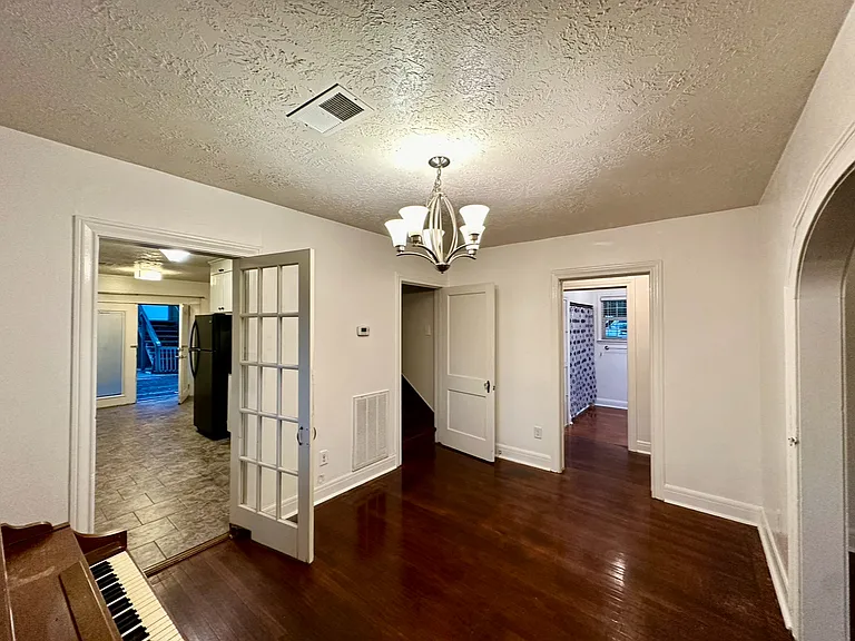 212 W Hunnicutt Ave #1 — Photo 3