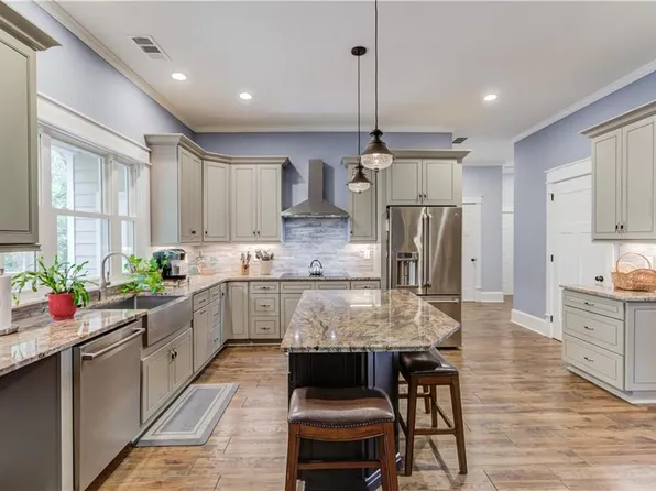 624 Skyland Dr, Hoschton, GA 30548