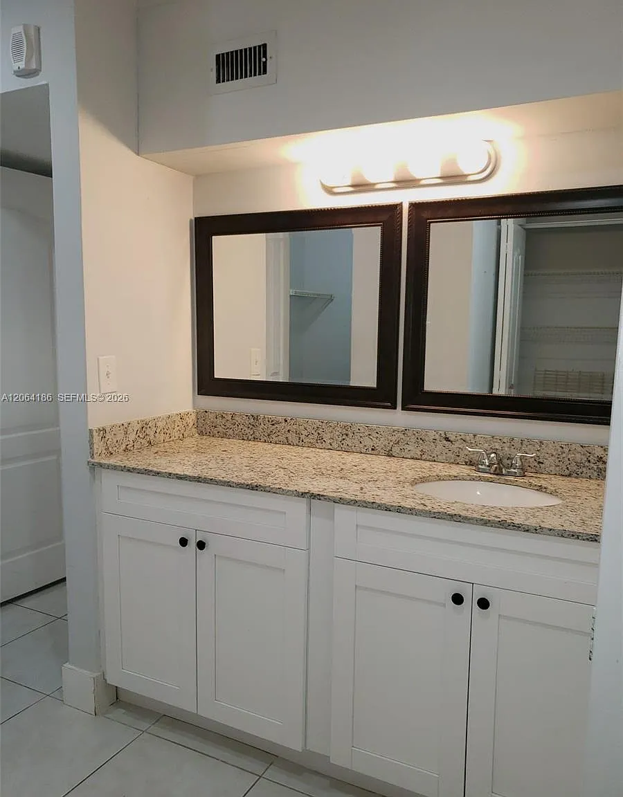 Sovereigns Condo — Photo 4