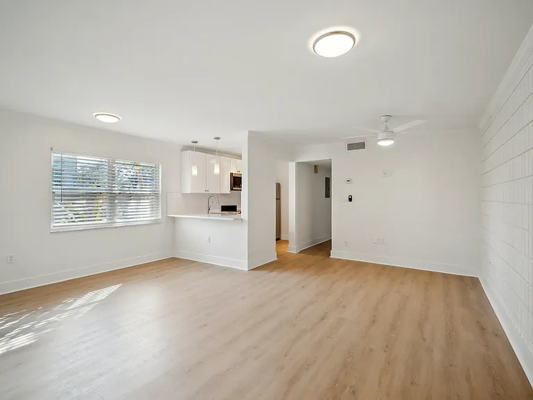 Innovo Living Hyde Park — Photo 79