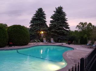 7066 Suncrest Dr, Saline, MI 48176