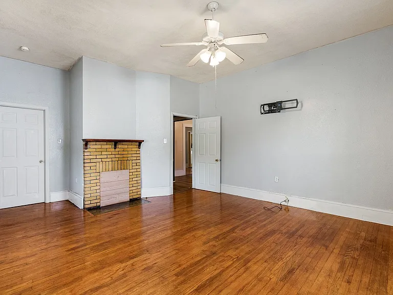 902 Pickens St — Photo 2