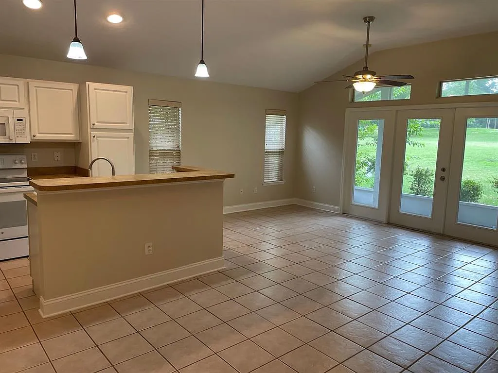 3 bed, 2.0 bath, 1338 sqft, $1,645 — Photo 4