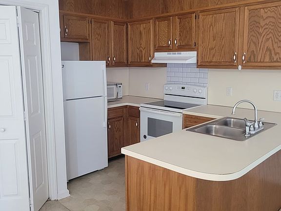 3rd image of 121 W Victoria Ct E